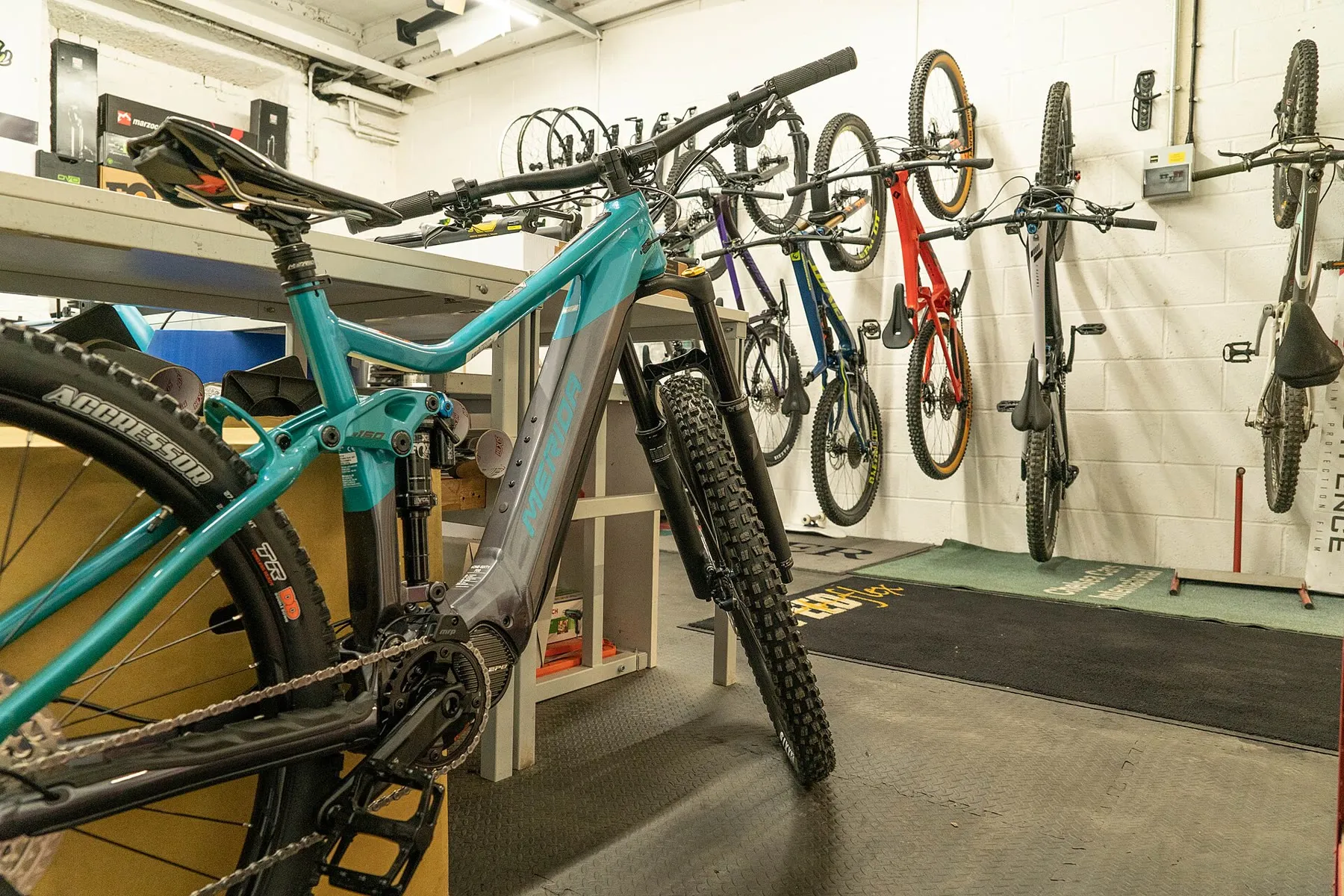 Cykler hænger på væggen i et cykelværksted